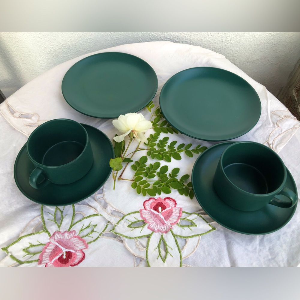 Elegant Green Stoneware 2 Mugs w Saucers + 7.5 inch Plates Set